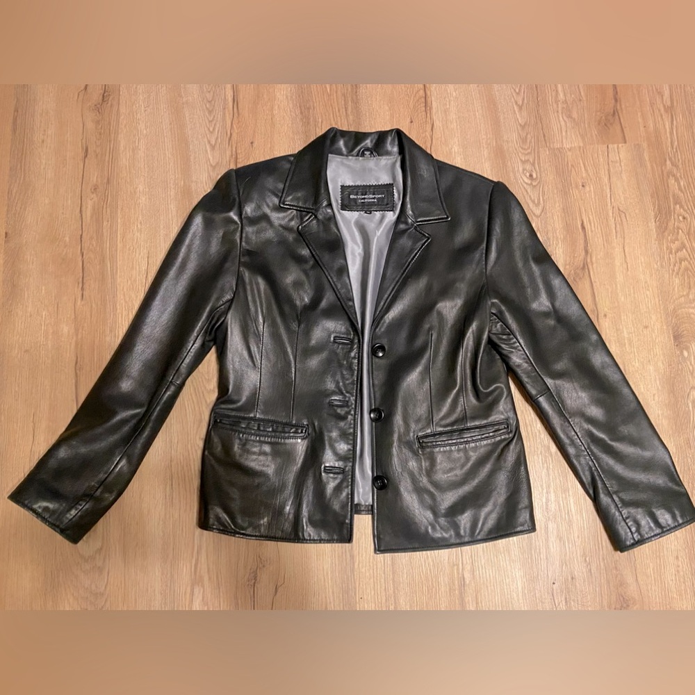 Vintage Y2K Genuine Butter-soft Leather Blazer. Pit to pit = 19.5 in. 2 pockets.